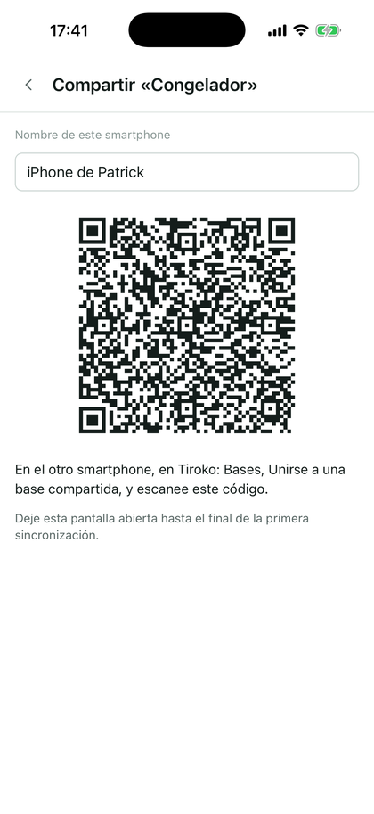 La pantalla Compartir: nombre de este smartphone y código QR para escanear.